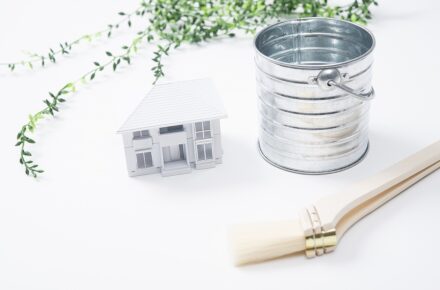 家の模型と塗料と刷毛