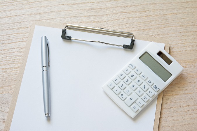 バインダーと電卓とボールペン