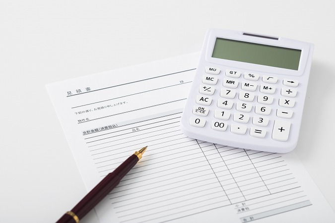 お見積もりと電卓とボールペン