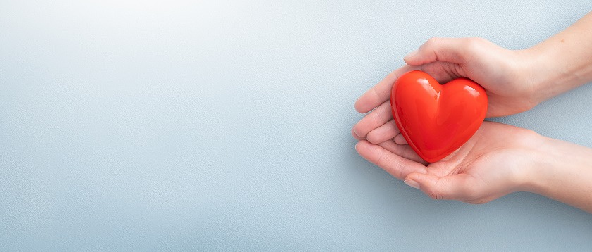 ハートを持つ手