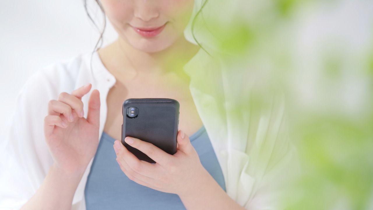 女性葉っぱスマホ
