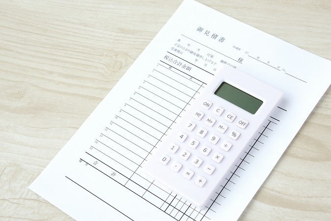 御見積書の上に白い電卓