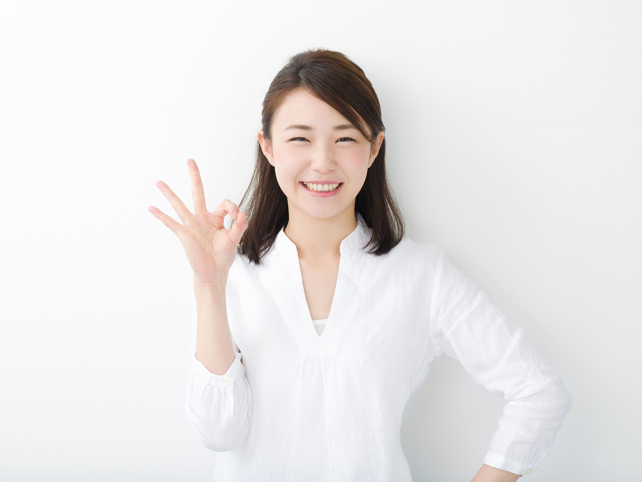 オッケーサインをする女性